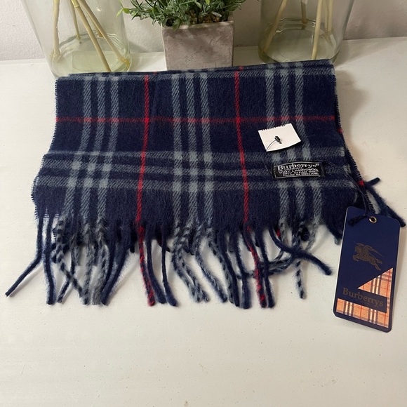 💕❤️New with Tag Unused Burberrys of London Scarf Lambswool 💕❤️ - Picture 2 of 7